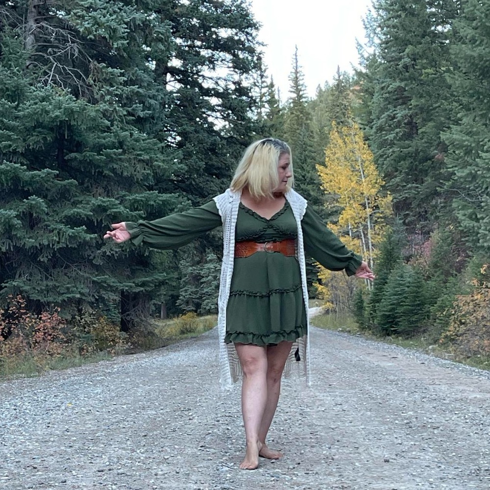 Meet your Posher, reseller ColorfullMama and Creator of ChronicallyDesigned ✨